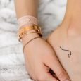 Immagine piccolo tatuaggio con onda minimalista sul piede