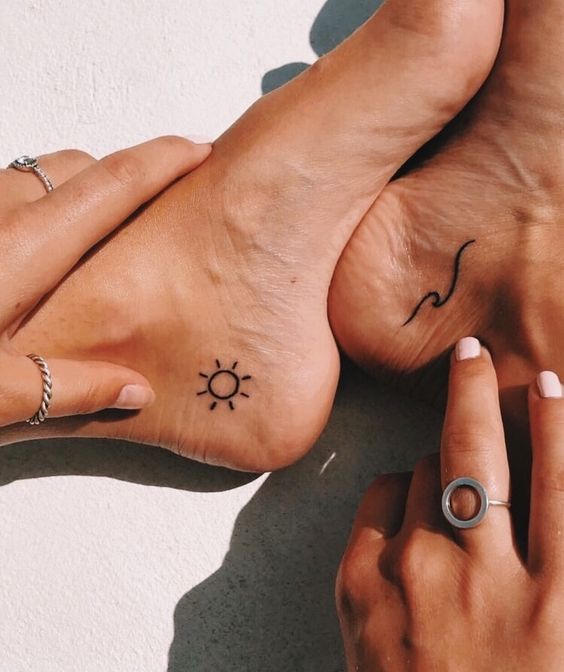 Piccoli tatuaggi onda e sole
