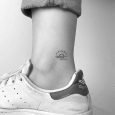 Piccolo tatuaggio onda con sole