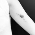 Piccolo tatuaggio onda del mare sul braccio