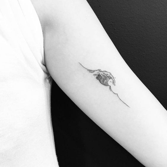 Piccolo tatuaggio onda del mare sul braccio