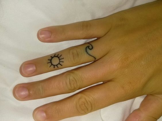 Piccolo tatuaggio sul dito onda con sole