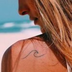 Semplice tatuaggio onda del mare sulla spalla