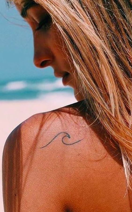 Semplice tatuaggio onda del mare sulla spalla