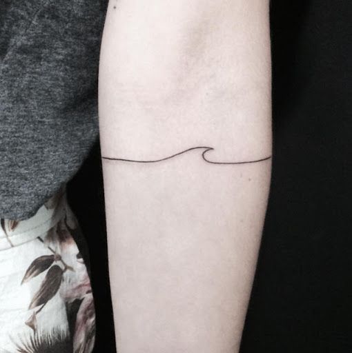 Tatuaggio minimalista onda