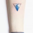 Tatuaggio onda del mare in un triangolo