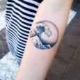 Tatuaggio onda del mare racchiusa in un cerchio