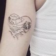 Tatuaggio onda del mare racchiusa in un cuore