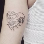 Tatuaggio onda del mare racchiusa in un cuore