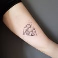 Tatuaggio onda del mare racchiusa in un triangolo