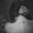 Tatuaggio onda sotto al collo