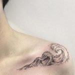 Tatuaggio onda sulla spalla