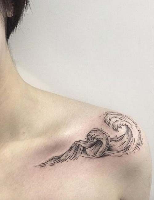 Tatuaggio onda sulla spalla