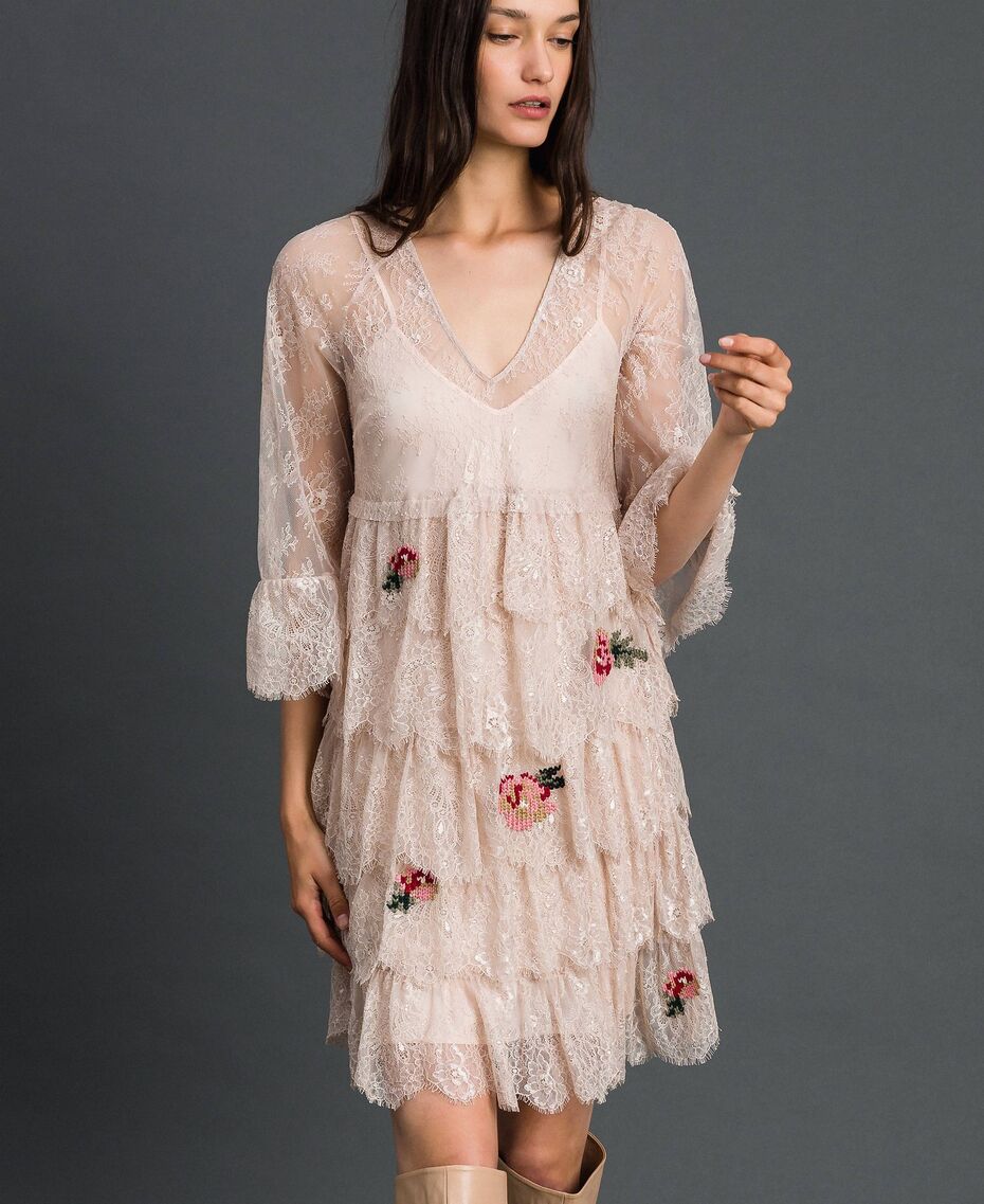 Abito romantico Twin Set in pizzo rosa inverno 2019 2020