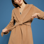 Cappotto corto a vestaglia color cammello prezzo 369 euro modello Alassio