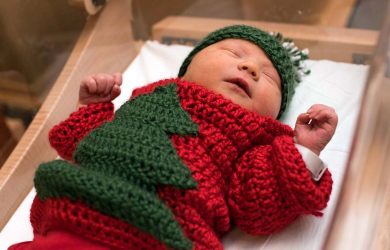 Ospedale veste bimbi con maglioni di natale brutti ma adorabili