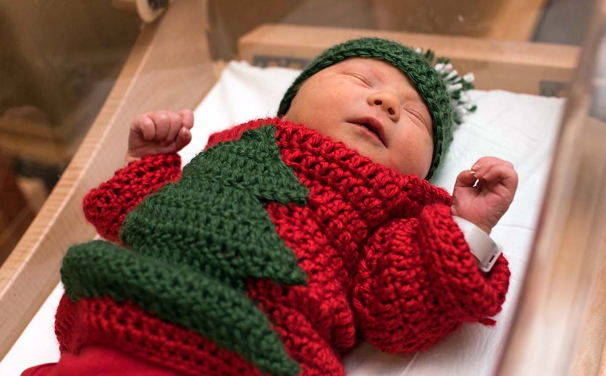 Ospedale veste bimbi con maglioni di natale brutti ma adorabili