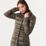 Piumino lungo Colmar donna con collo alto in tessuto cangiante marrone land