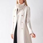 Cappotto con collo di pelliccia e lavorazione plisse Rinascimento inverno 2020