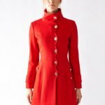 Cappotto rosso con bordo a onde e bottoni dorati Rinascimento