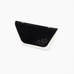 Pattina nera pochette O Bag Sheen con borchie inverno 2020