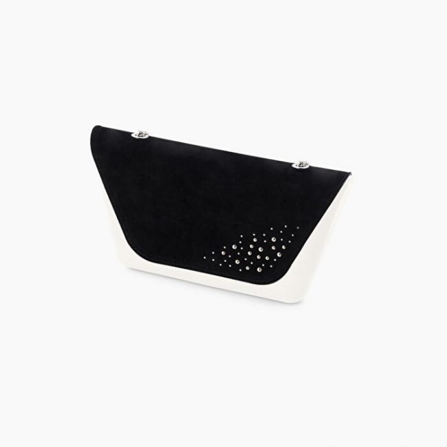 Pattina nera pochette O Bag Sheen con borchie inverno 2020 Pattina nera pochette O Bag Sheen con borchie inverno 2020