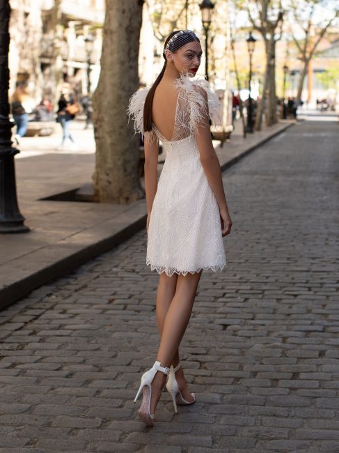 Abito da sposa corto 2020 con maniche di piume Pronovias retro Abito da sposa corto 2020 con maniche di piume Pronovias retro