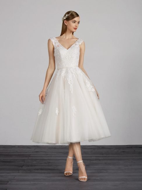 Abito da sposa corto con gonna da principessa Pronovias Abito da sposa corto con gonna da principessa Pronovias