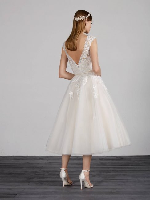 Abito da sposa corto con gonna da principessa Pronovias retro Abito da sposa corto con gonna da principessa Pronovias retro