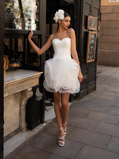 Abito da sposa corto con scollo a cuore Abito da sposa corto con scollo a cuore