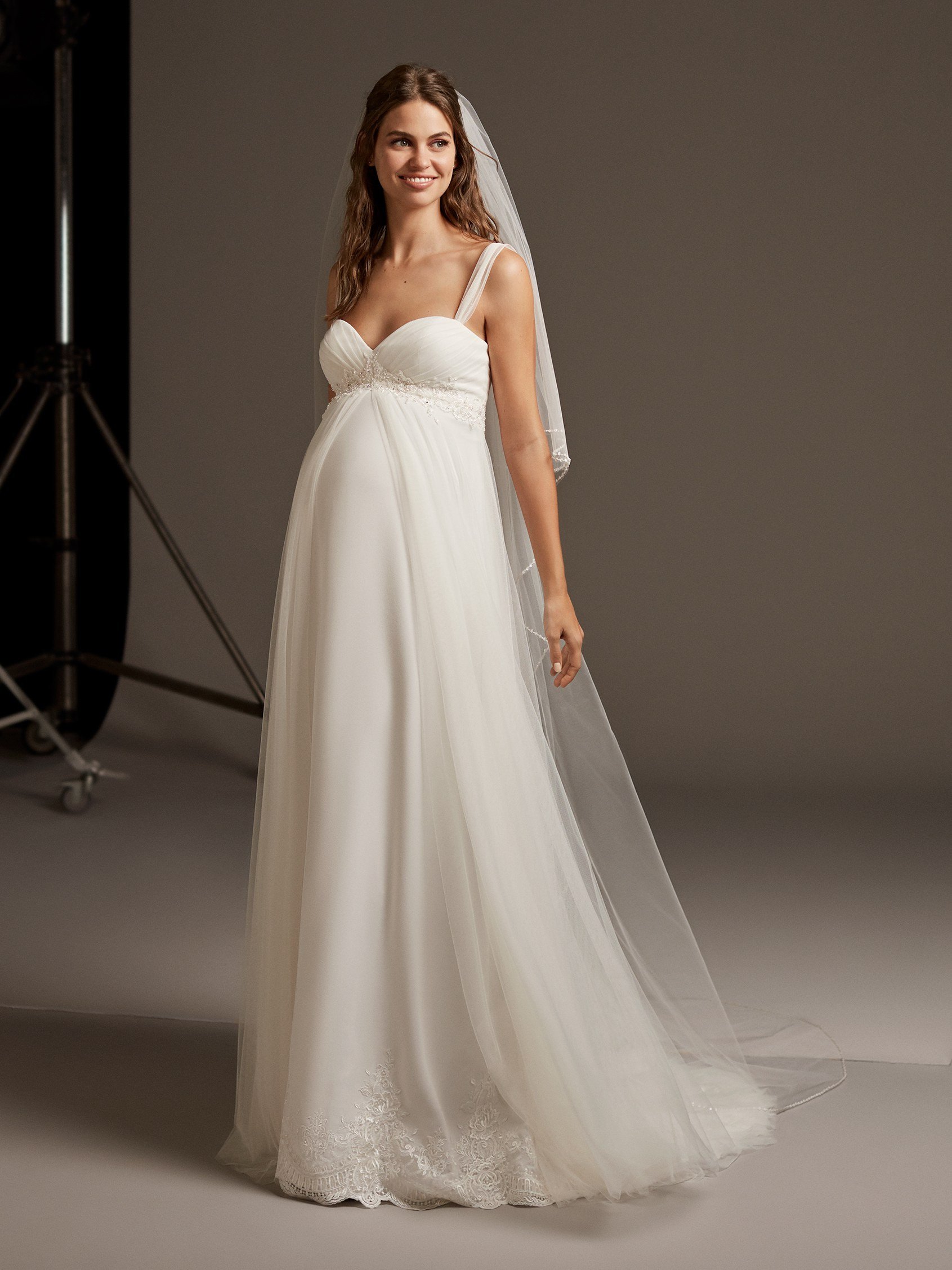 Abito da sposa premaman taglio impero Pronovias 2020 modello Lucky Star 04