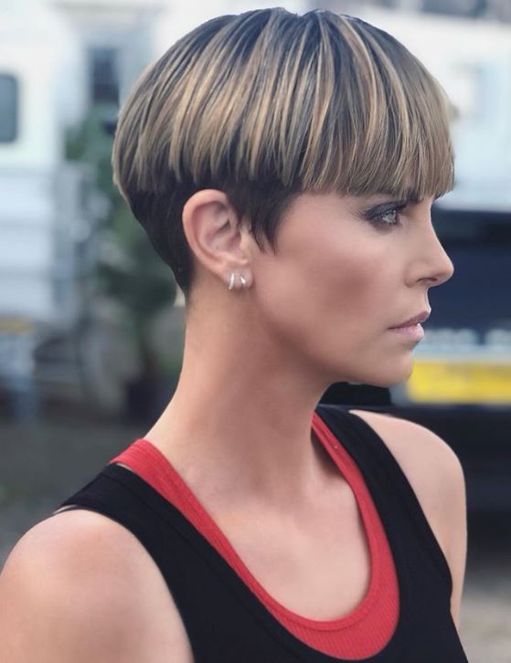 Nuovo Taglio Capelli corti a scodella Charlize Theron 2020
