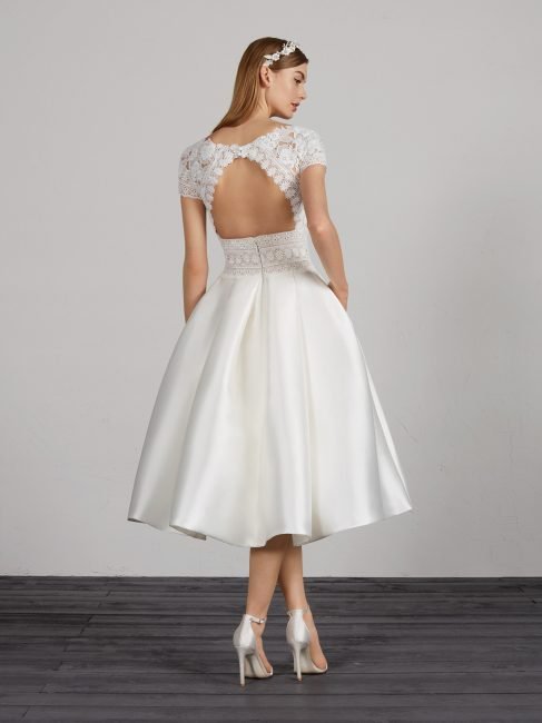 Pronovias Abito da sposa corto con apertura sulla schiena Pronovias Abito da sposa corto con apertura sulla schiena