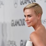 Taglio capelli corti biondi Charlize Theron 2019