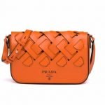 Borsa a tracolla in pelle arancione Prada collezione estate 2020