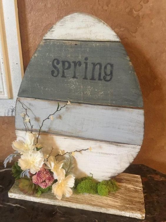 Decorazione Pasquale con bancale di legno
