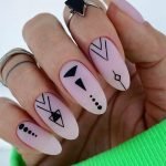 Nail art con simboli geometrici 2020