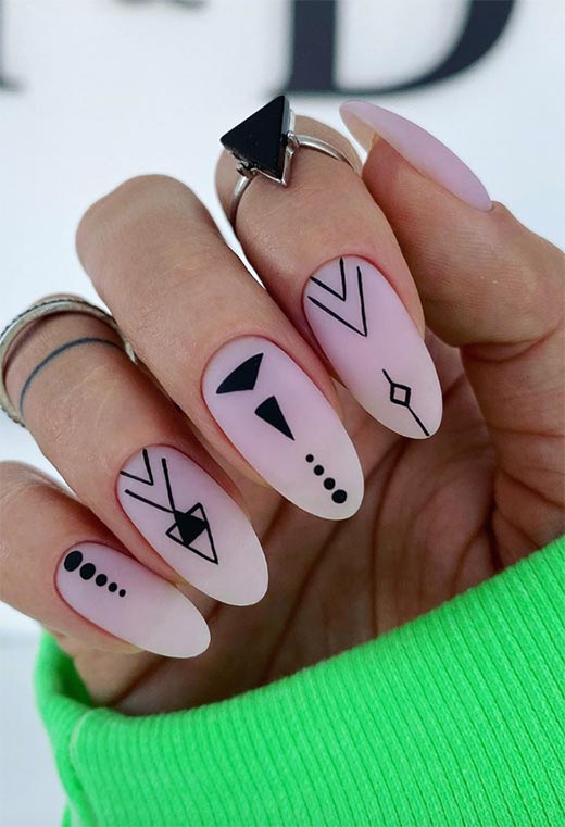 Nail art con simboli geometrici 2020