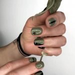 Nail art minimalista verde militare e nera moda unghie 2020