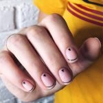 Nail art stile minimal chic con semplici linee nere