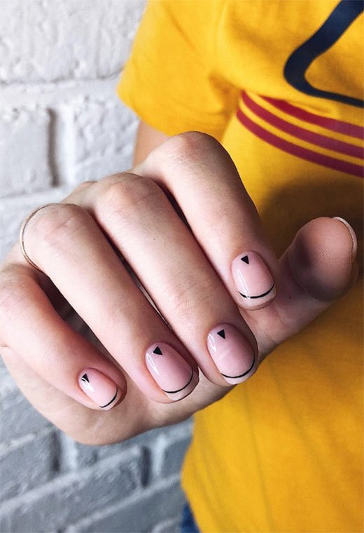 Nail art stile minimal chic con semplici linee nere