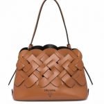 Nuova borsa Prada in pelle color cognac intrecciata estate 2020