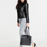 Shopper Guess con logo all over estate 2020 prezzo 149 euro