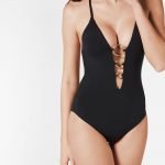 Costume intero Calzedonia con scollo a V e anelli dorati estate 2020