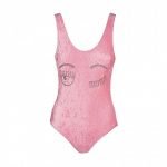 Nuovo costume intero Chiara Ferragni in ciniglia rosa con logo Flirting estate 2020