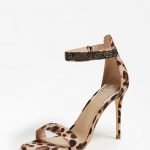Sandalo animalier Guess modello Kahlun estate 2020