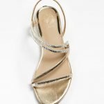 Sandalo basso Guess dorato modello Ravena estate 2020