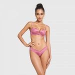 Yamamay modello Shira con reggiseno a fascia push up e brasiliana estate 2020