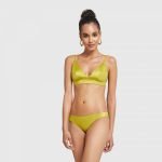 Yamamay modello Shira con reggiseno a triangolo e slip estate 2020