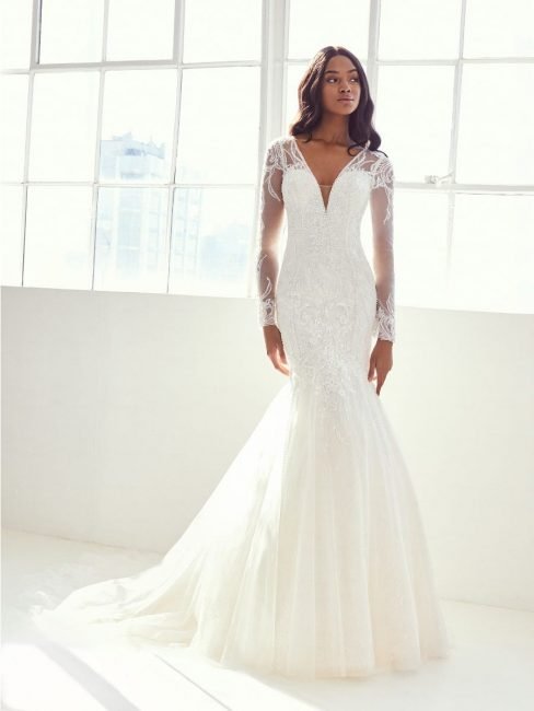 Abito da sposa a sirena in tulle e perline Pronovias 2021 Abito da sposa a sirena in tulle e perline Pronovias 2021